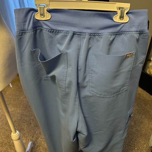 Figs Technical Collection Blue Scrub Top and Pants - Picture 11 of 12